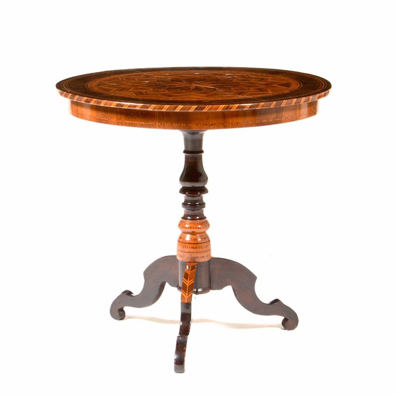 Tavolino da centro con piano circolare intarsiato in vari legni. Italia meridionale, XIX secolo  - Asta Antiquariato febbraio - Cambi Casa d'Aste