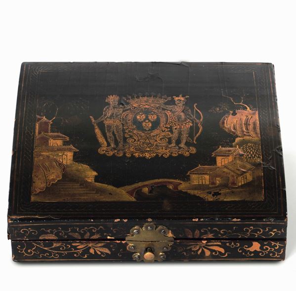 Set da gioco di carte con contenitori in legno laccato e fiches in madreperla. Arte coloniale, XVIII secolo