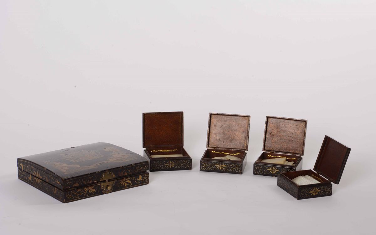 Set da Gioco di Carte con Contenitori in Legno Laccato e Fiches in Madreperla. Arte Coloniale, XV...