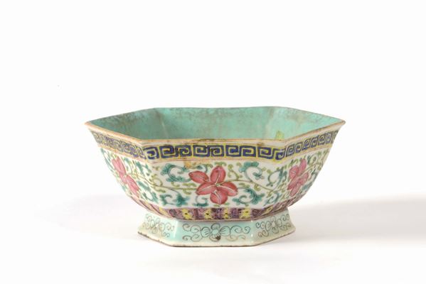 Alzata in porcellana a smalti policromi con decori floreali, Cina, Dinastia qing, XIX secolo
