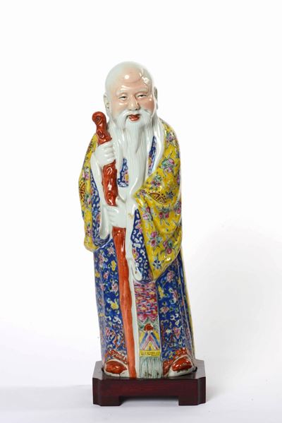 Cina, Grande figura di saggio in porcellana a smalti policromi, XX secolo