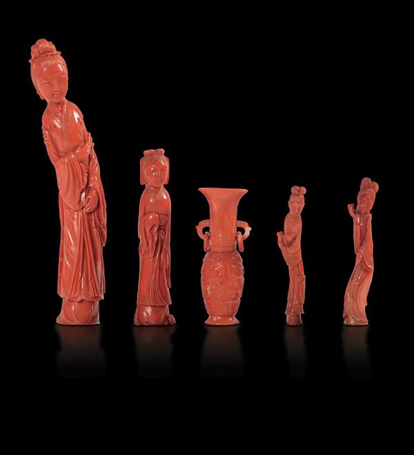 Lotto composto da quattro figurine e un vasetto scolpiti in corallo, Cina, inizi XX secolo