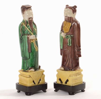 Coppia di saggi in grès a smalti Sancai, Cina, Dinastia Qing, XIX-XX secolo