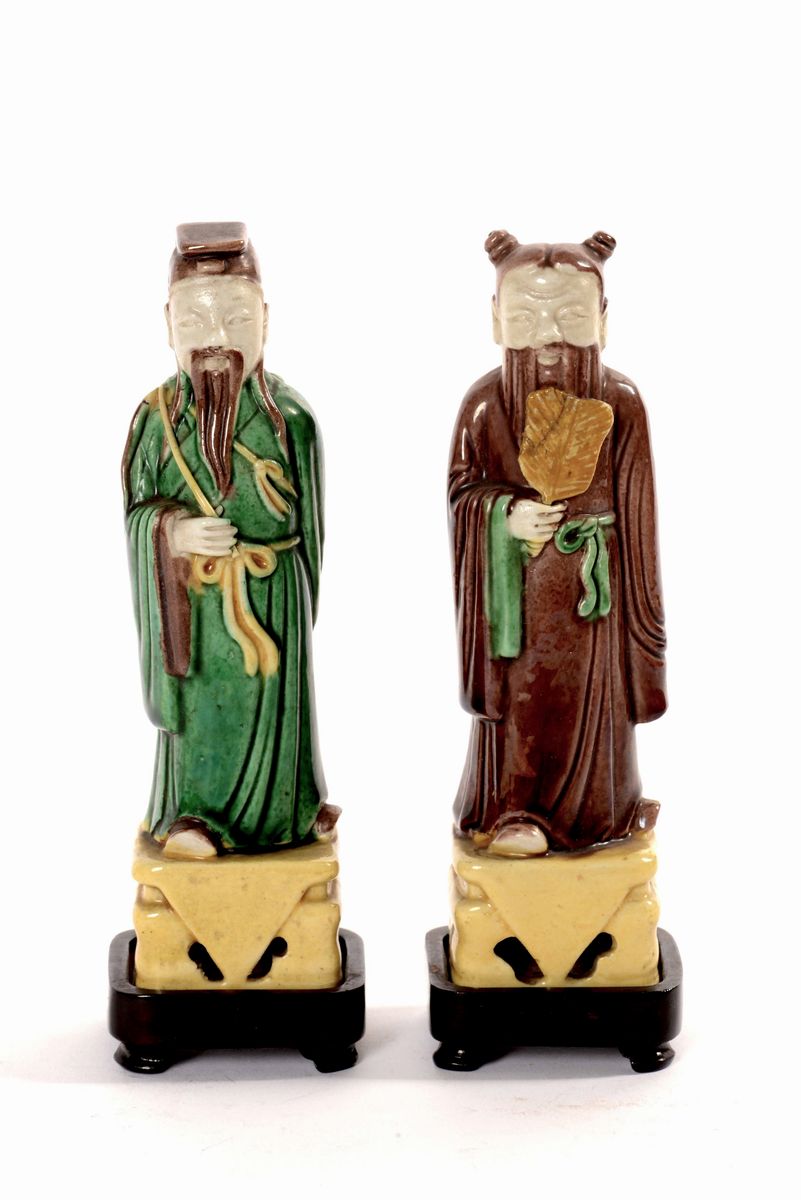 Coppia di saggi in grès a smalti Sancai, Cina, Dinastia Qing, XIX-XX secolo