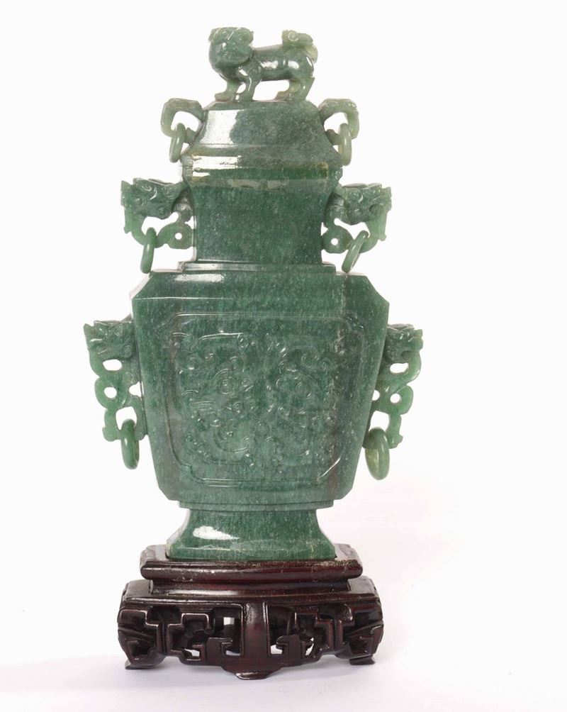 Vaso con coperchio scolpito in giada verde, Cina, XX secolo  - Asta Arte Orientale | Cambi Time - Cambi Casa d'Aste