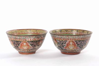 Coppia di Ciotole in Porcellana Policroma con Figure di Divinità, Tibet, XIX Secolo