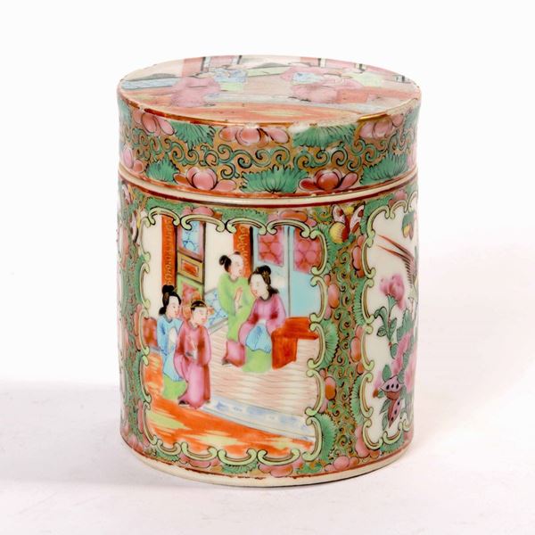 Porta thè cilindrico in porcellana Famiglia Rosa con scene di vita comune entro riserve e decori floreali, Cina, Canton, Dinastia Qing, XIX secolo