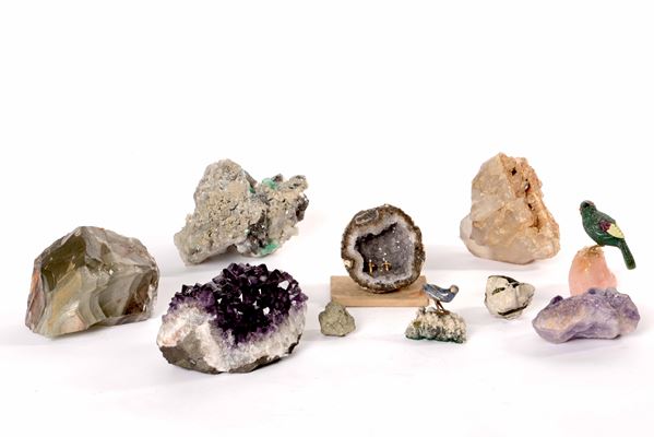Lotto di dieci pezzi in quarzo, pietre dure e altri materiali semi preziosi XX secolo