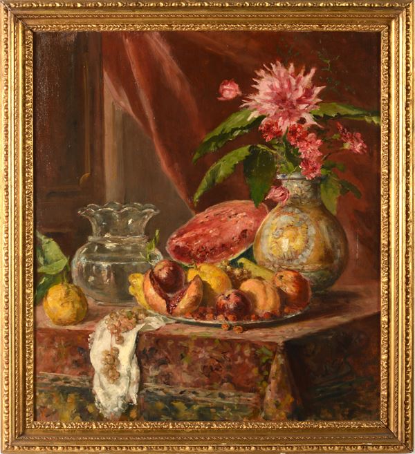 Scuola italiana del XX secolo Natura morta con vaso di fiori e frutta su di un piano ricoperto da tappeto