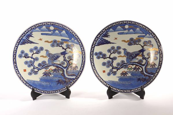 Coppia di piatti in porcellana con decoro di uccellini tra i rami sui toni del blu, Giappone, periodo Meiji (1868-1912)