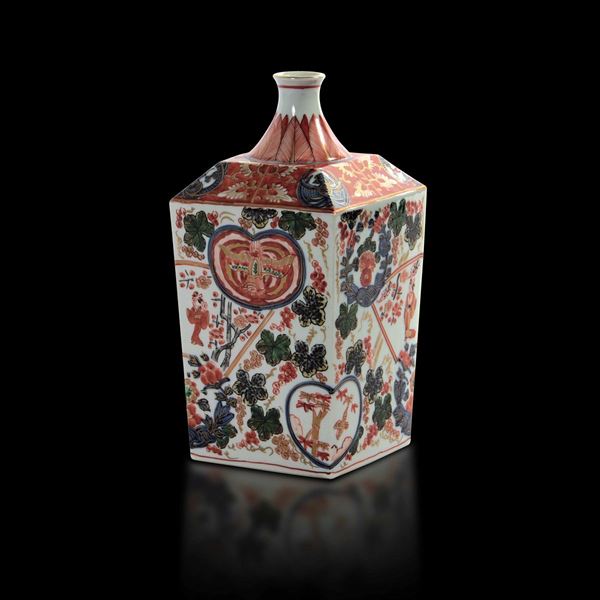 Bottiglia a pianta quadrata in porcellana Arita con soggetti naturalistici entro riserve, decori floreali e personaggi, Giappone, XVIII secolo