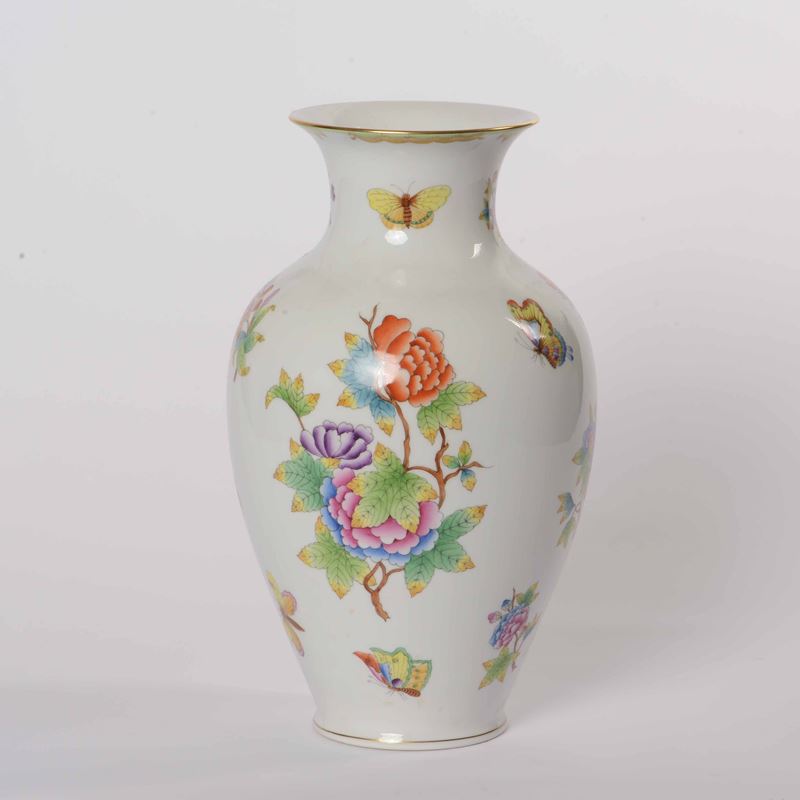 Vaso "Regina Vittoria" Ungheria, Manifattura Herend, XX secolo  - Auction Ceramics - Cambi Casa d'Aste