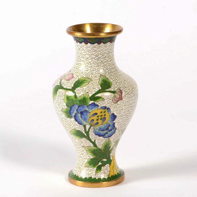 Vaso a smalti cloisonné con decori floreali su fondo bianco, Cina, XX secolo  - Asta Arte Orientale | Cambi Time - Cambi Casa d'Aste