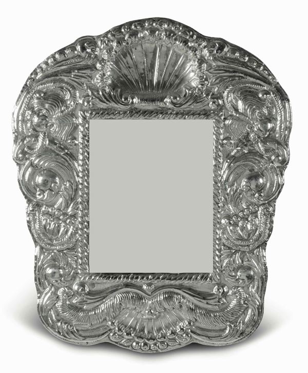 Specchiera con cornice in lamina d'argento fusa, sbalzata e cesellata. Produzione coloniale (Sud America?) del XIX secolo