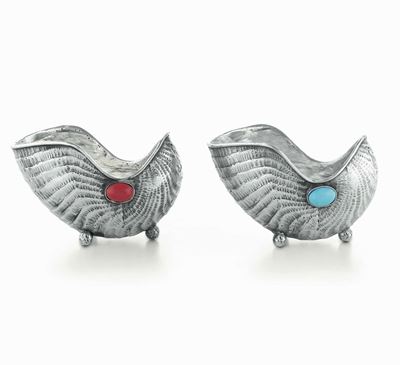 Coppia di Nautilus. Argento 925 Fuso, Sbalzato, Cesellato e Castoni Ovali con Turchesi e Coralli....