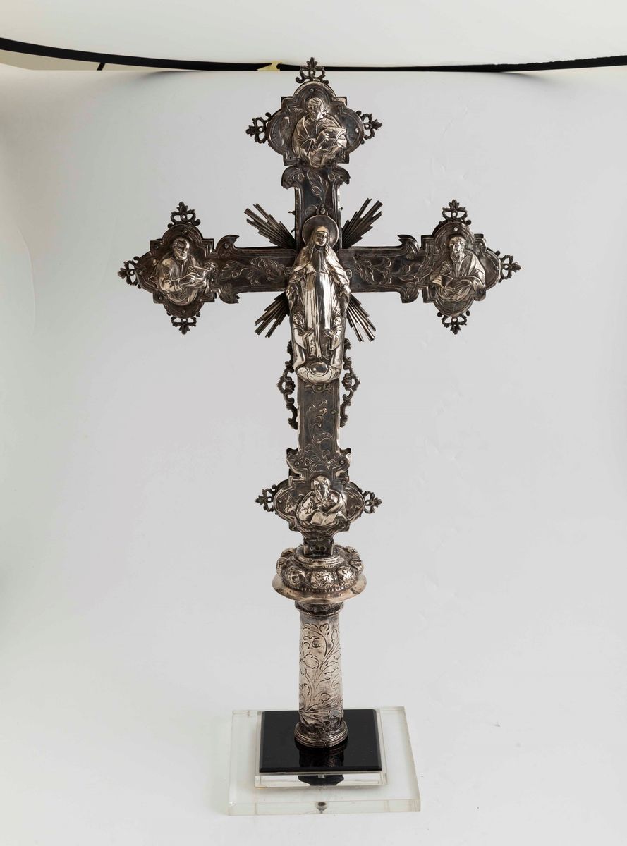Importante Croce Astile in Argento Fuso, Sbalzato e Cesellato. Oreficeria Veneziana degli Inizi d...