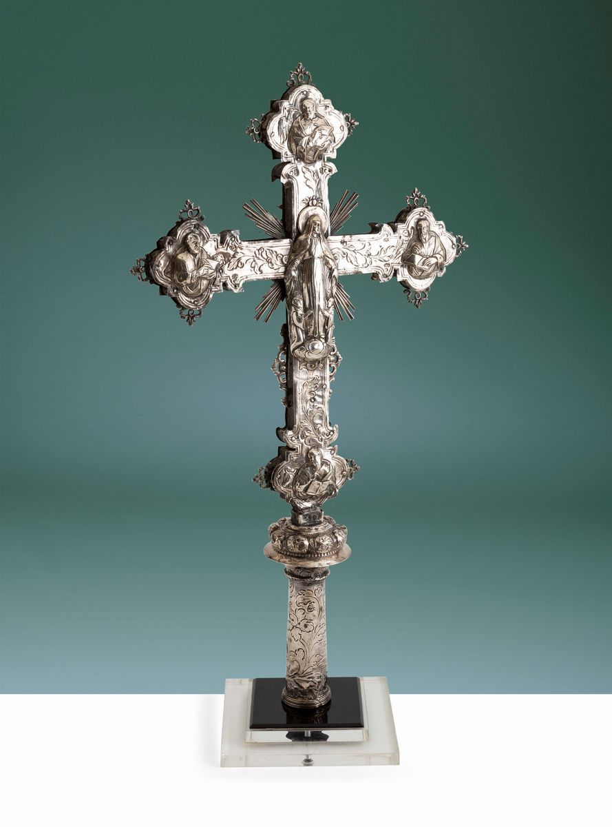 Importante Croce Astile in Argento Fuso, Sbalzato e Cesellato. Oreficeria Veneziana degli Inizi d...
