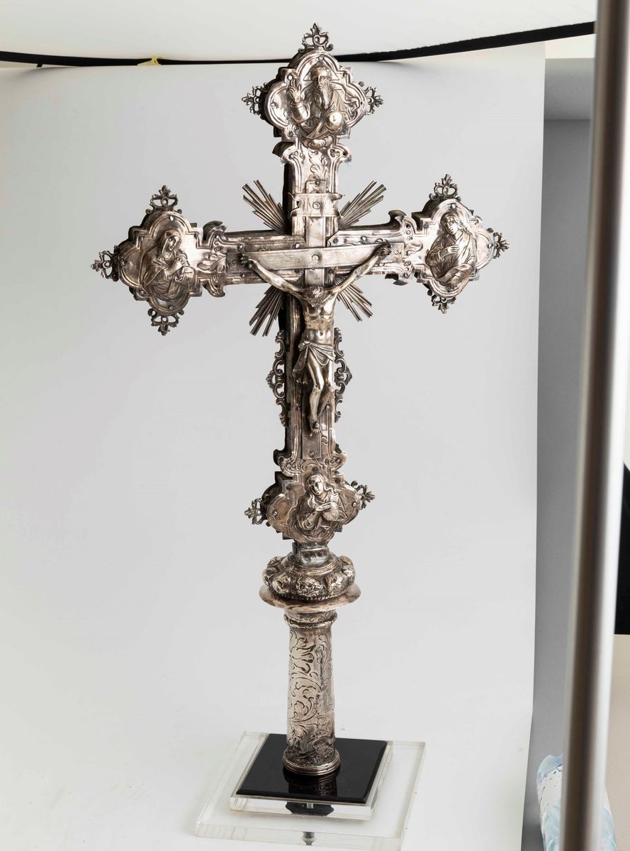 Importante Croce Astile in Argento Fuso, Sbalzato e Cesellato. Oreficeria Veneziana degli Inizi d...