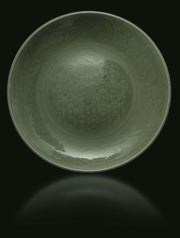 Piatto in porcellana Longquan color Celadon con decori geometrici e vegetali incisi, Cina, Dinastia Ming, XVII secolo