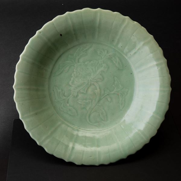 Piatto in porcellana Longquan color Celadon con bordo sagomato e soggetto naturalistico centrale, Cina, Dinastia Ming, XVII secolo