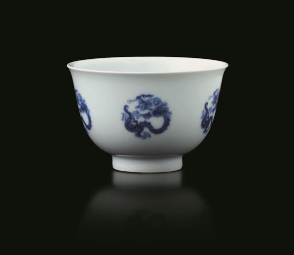 Piccola coppa in porcellana bianca e blu con figure di draghi, Cina, Dinastia Qing, marca e del periodo Kangxi (1662-1722)