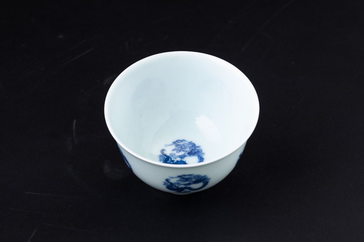 Piccola Coppa in Porcellana Bianca e Blu con Figure di Draghi, Cina, Dinastia Qing, Marca e del P...