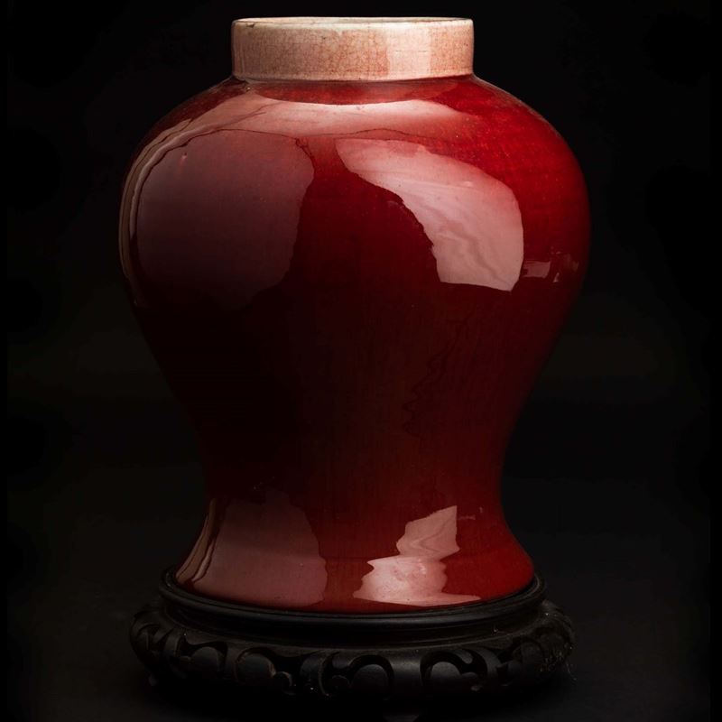 Potiche senza coperchio in porcellana monocroma color sangue di bue, Cina, Dinastia Qing, XIX secolo  - Asta Chinese Works of Art - II - Cambi Casa d'Aste