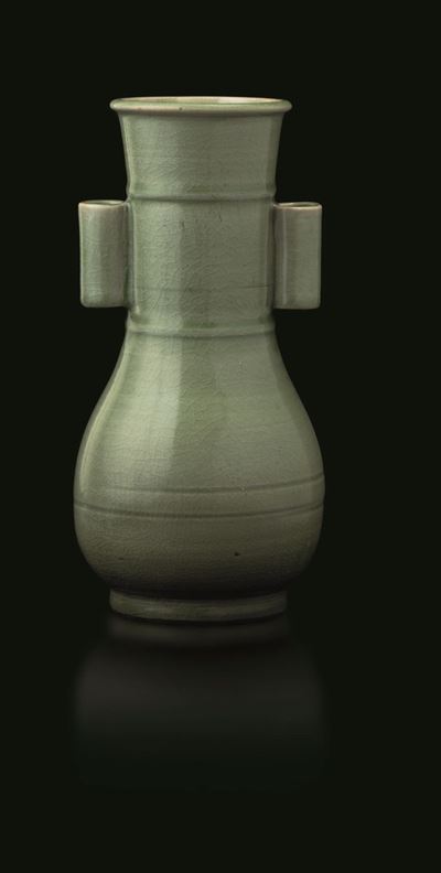 Vaso in Porcellana Longquan Color Celadon a Doppia Ansa e Decori Incisi, Cina, Dinastia Ming, XVI...