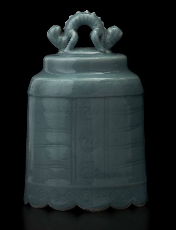 Campana rituale in porcellana monocroma Claire de lune con decori incisi e ansa a foggia di draghetto, Cina, Dinastia Qing, epoca Guangxu (1875-1908)