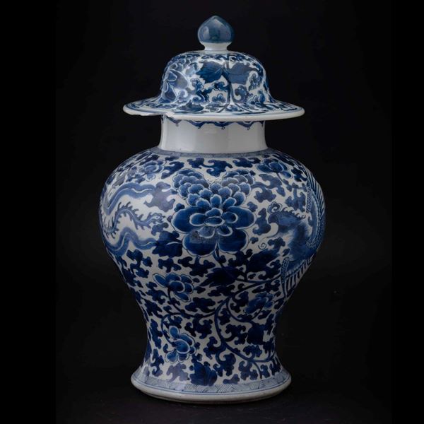 Potiche in porcellana bianca e blu con figure di draghi e decori floreali, Cina, Dinastia Qing, epoca  [..]