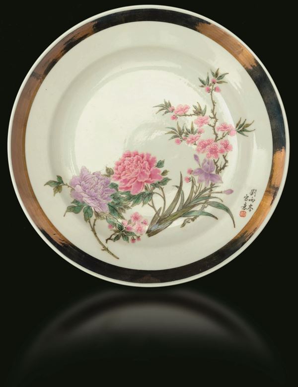 Piatto in porcellana con decoro di peonie in fiore e iscrizione, Cina, Repubblica, XX secolo