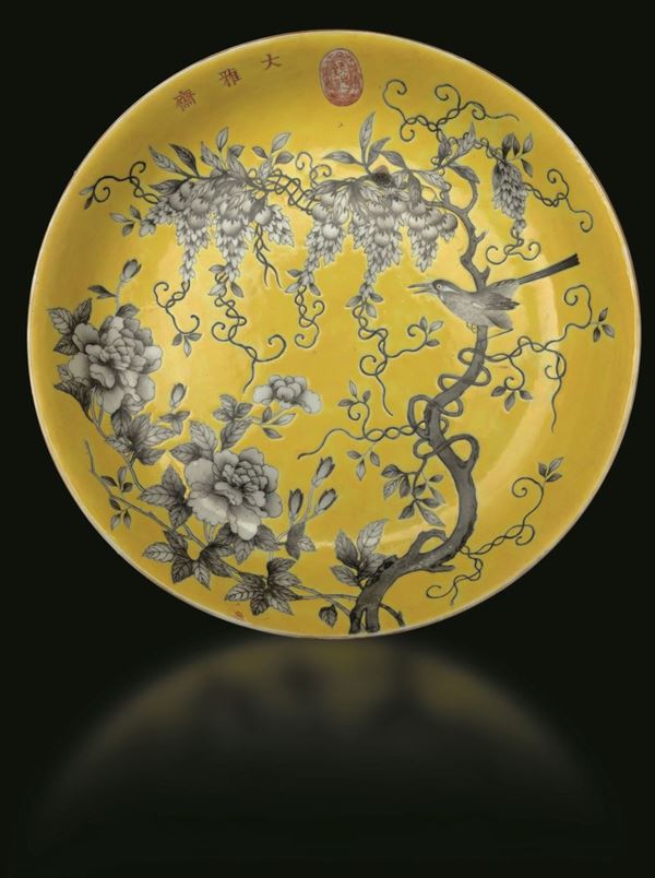 Piatto in porcellana a fondo giallo con decoro naturalistico a grisaille in stile "Dayazhai", Cina, Dinastia Qing, periodo Guangxu (1875-1908)