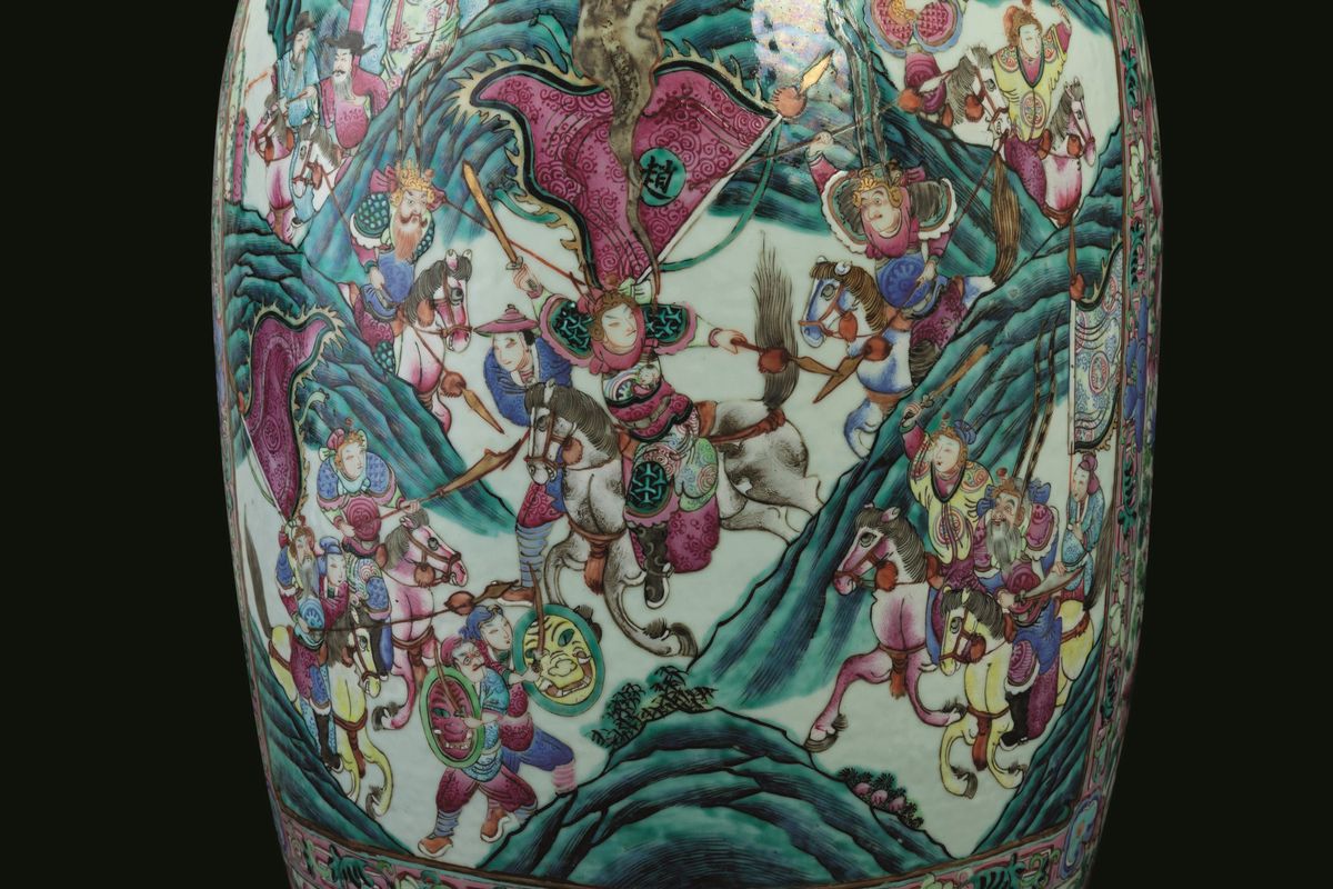 Vaso in Porcellana Famiglia Rosa con Decori Floreali, Figure di Draghetto a Rilievo e Scene di Vi...