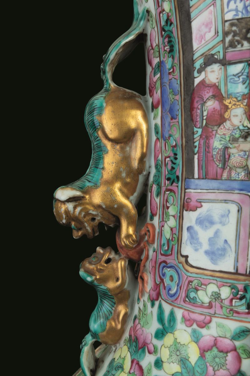 Vaso in Porcellana Famiglia Rosa con Decori Floreali, Figure di Draghetto a Rilievo e Scene di Vi...