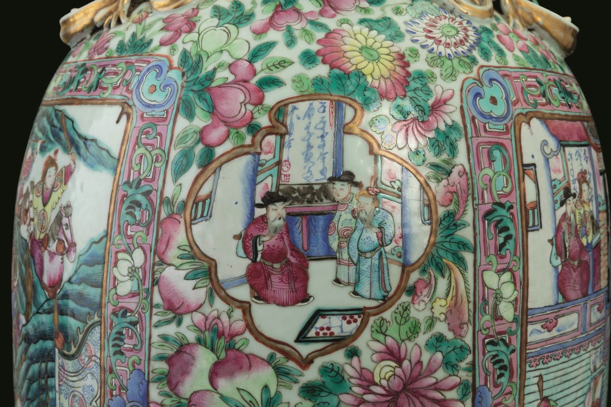 Vaso in Porcellana Famiglia Rosa con Decori Floreali, Figure di Draghetto a Rilievo e Scene di Vi...