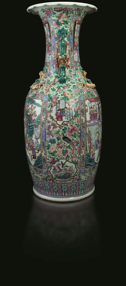 Vaso in Porcellana Famiglia Rosa con Decori Floreali, Figure di Draghetto a Rilievo e Scene di Vi...