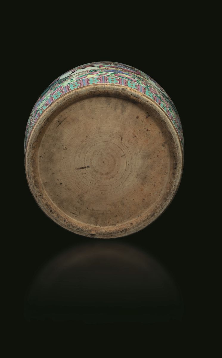 Vaso in Porcellana Famiglia Rosa con Decori Floreali, Figure di Draghetto a Rilievo e Scene di Vi...
