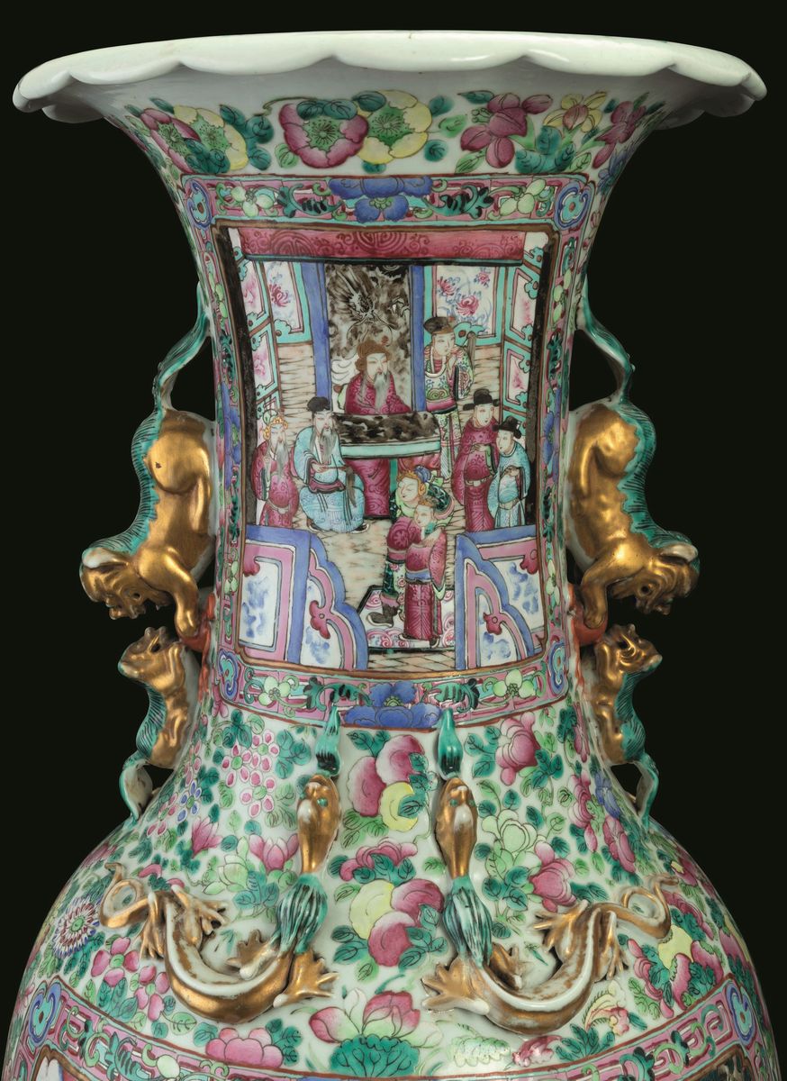 Vaso in Porcellana Famiglia Rosa con Decori Floreali, Figure di Draghetto a Rilievo e Scene di Vi...