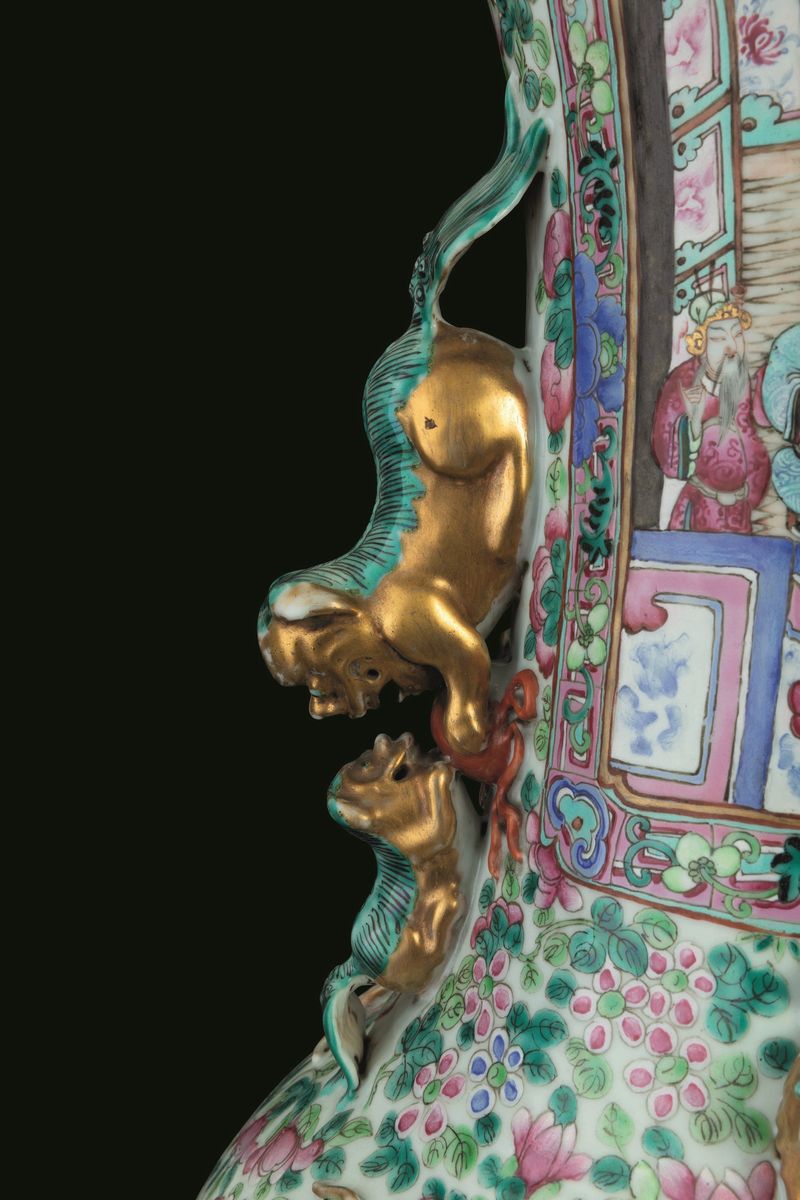 Vaso in Porcellana Famiglia Rosa con Decori Floreali, Figure di Draghetto a Rilievo e Scene di Vi...