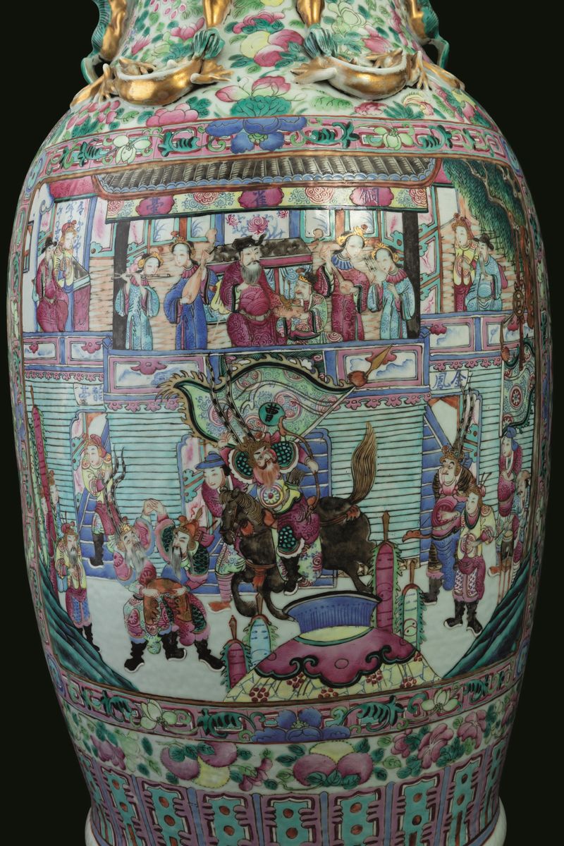 Vaso in Porcellana Famiglia Rosa con Decori Floreali, Figure di Draghetto a Rilievo e Scene di Vi...