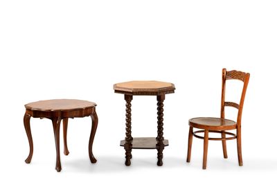Insieme di Tavolino Circolare Intarsiato, Altro Tavolino Ottagonale con Gambe a Torchon e Sedia d...