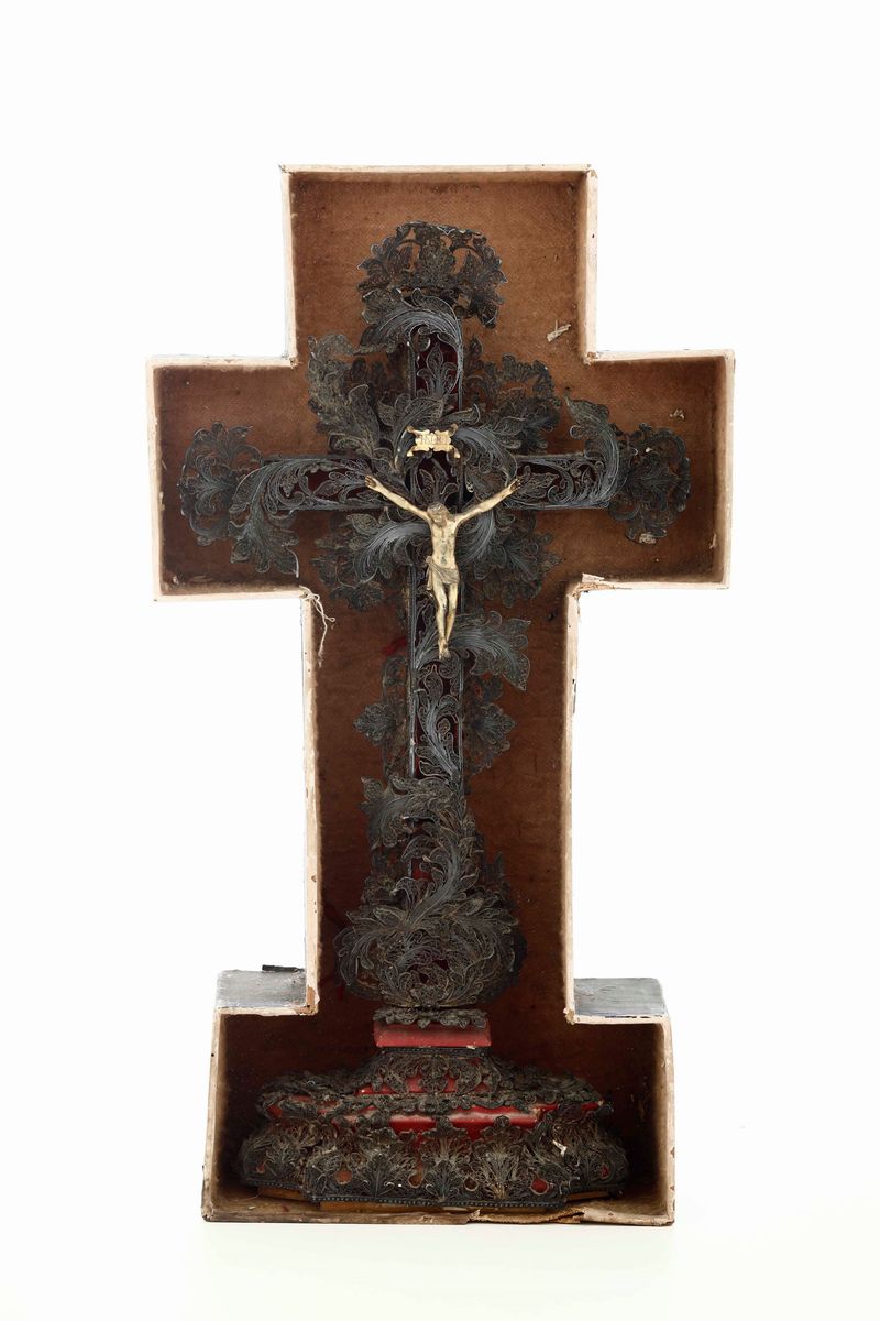 Grande Croce da Meditazione in Filigrana D’argento, Legno e Velluto. Cristo e Cartiglio in Bronzo...