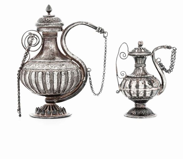 Due ampolle porta essenze in argento. India, XVIII-XIX secolo
