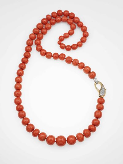 Collana lunga in oro giallo e oro bianco 750/1000 con boules di corallo e diamanti