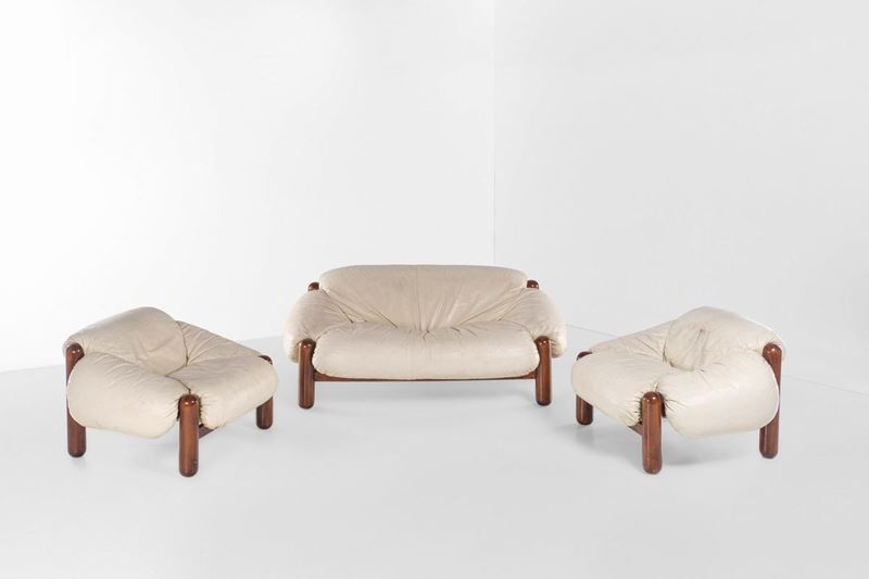 Salotto di due poltrone e divano.  - Auction Design - Cambi Casa d'Aste