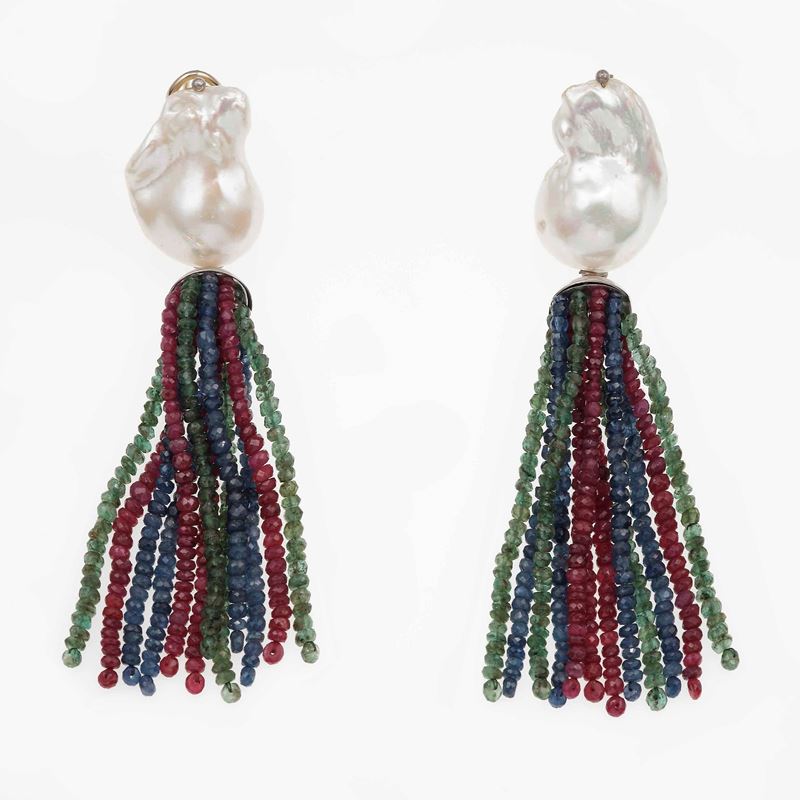 Orecchini pendenti con perle scaramazze e rubini, smeraldi e zaffiri  - Asta Gioielli - Cambi Casa d'Aste