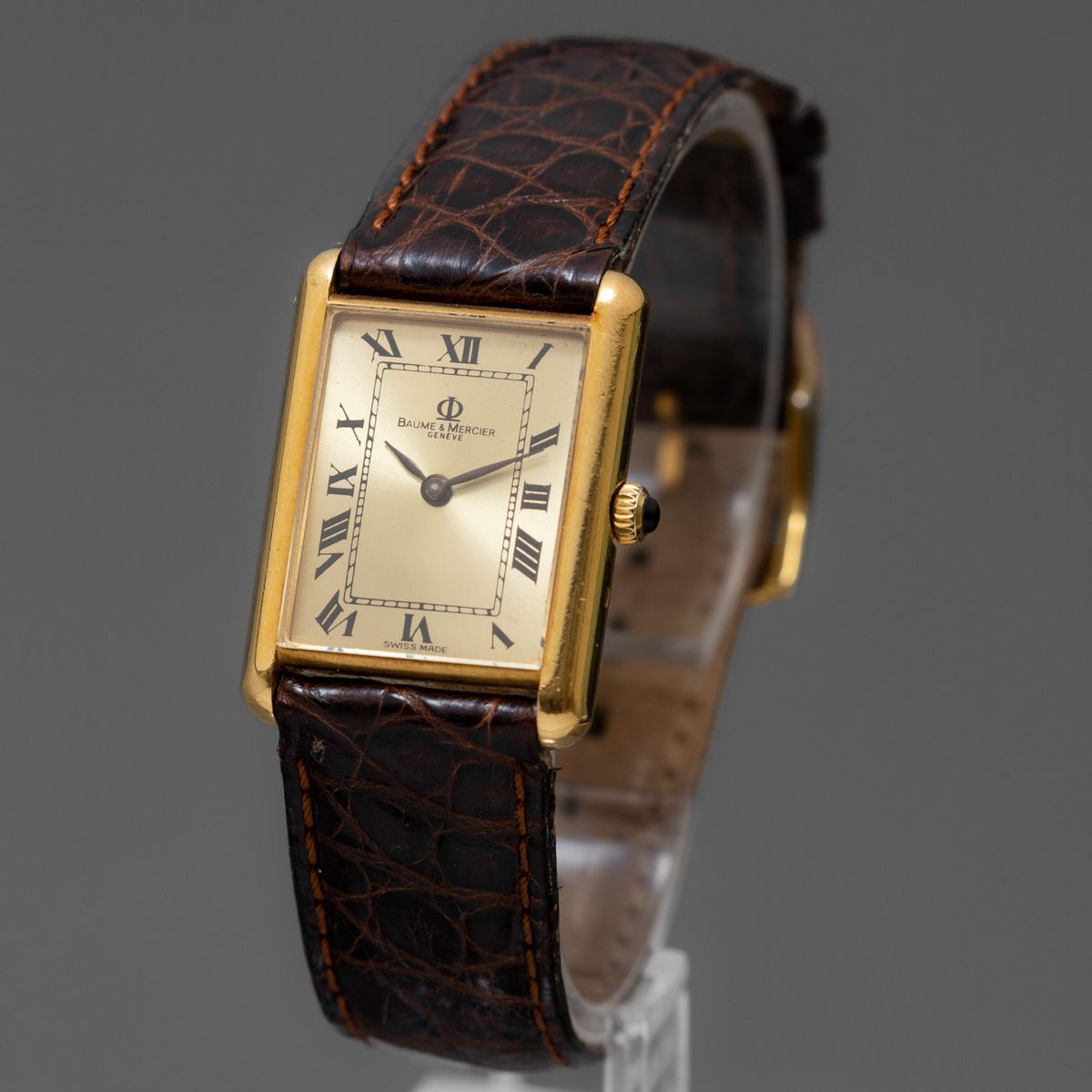 Baume e Mercier - Orologio da Donna "tank" in Oro 18k con Quadrante Champagne Soleil e Numeri Rom...