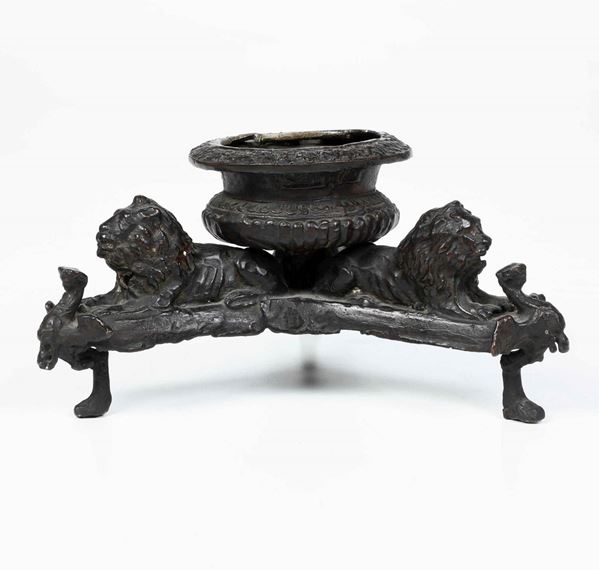 Calamaio in bronzo fuso e cesellato. Fonditore del XVI secolo