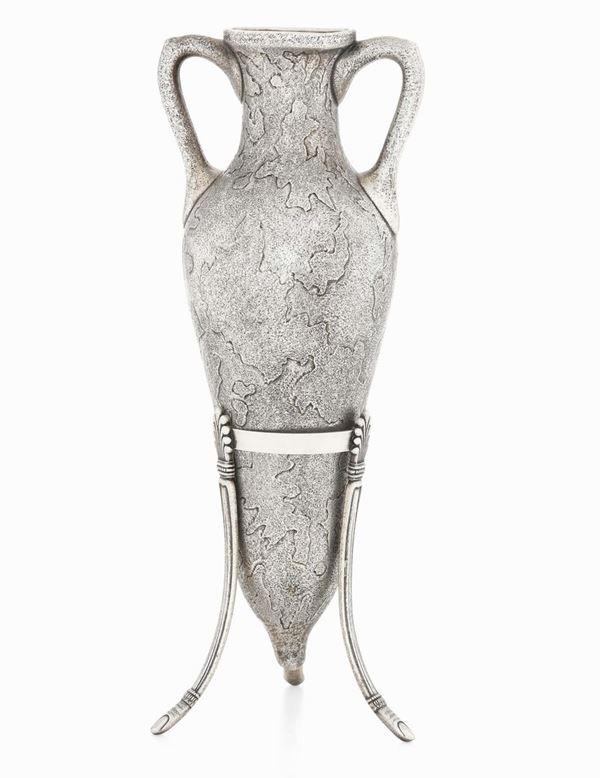 Anfora con piedistallo in argento. Argenteria artistica italiana del XX secolo, Argentiere A. Roveda
