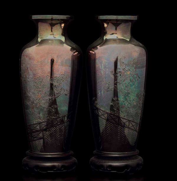 Coppia di vasi in argento con decori floreali incisi, Giappone, periodo Meiji (1868-1912)